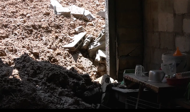 สยอง! เชียงรายฝนถล่มกลางดึก เกิดดินถล่มทับหนุ่มใหญ่ ดับคาห้องนอนทั้งเป็น