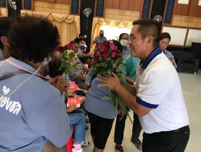 "สท.เหี่ยว" นายภาสกร หอมหวล (เสื้อขาว) อดีต สท.เมืองแสนสุข