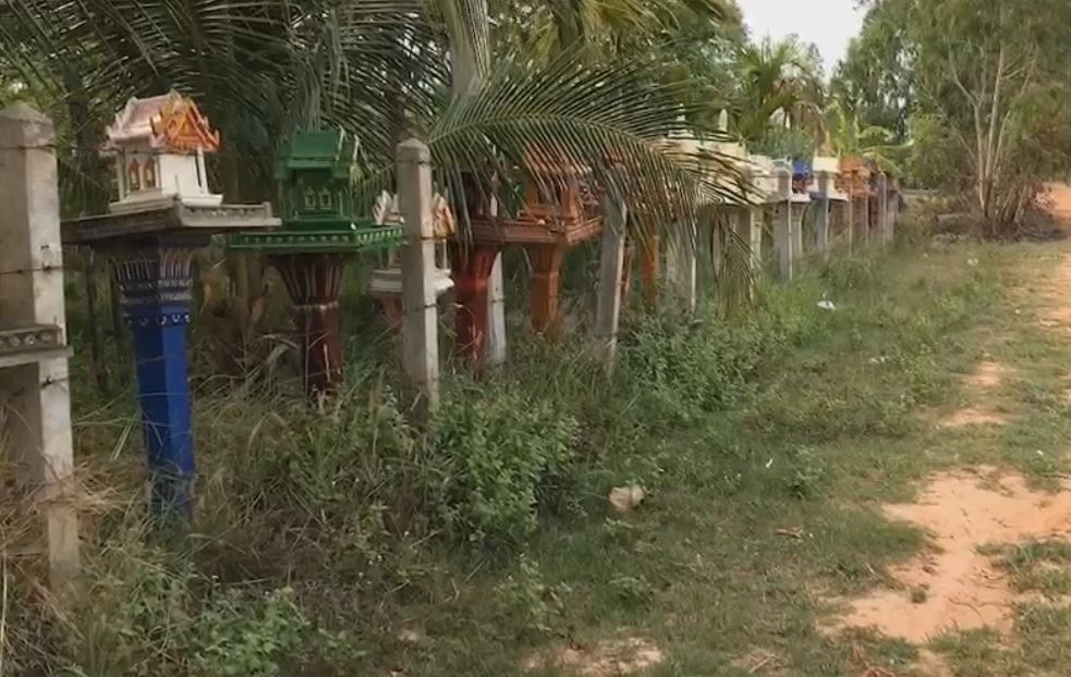 ไอเดียสุดหลอน หนุ่มใหญ่นำศาลพระภูมิเก่า ตั้งเป็นรั้วรอบสวน กันหัวขโมย