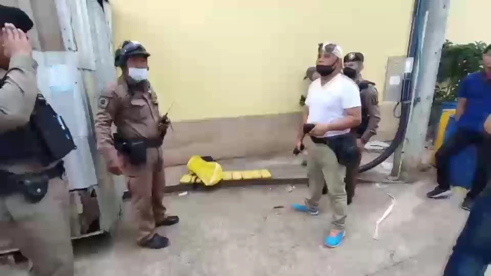 หนุ่มอุดรพบกระเป๋าปริศนา ทิ้งหน้าปากซอย เปิดดูพบยาบ้าเต็มกระเป๋า