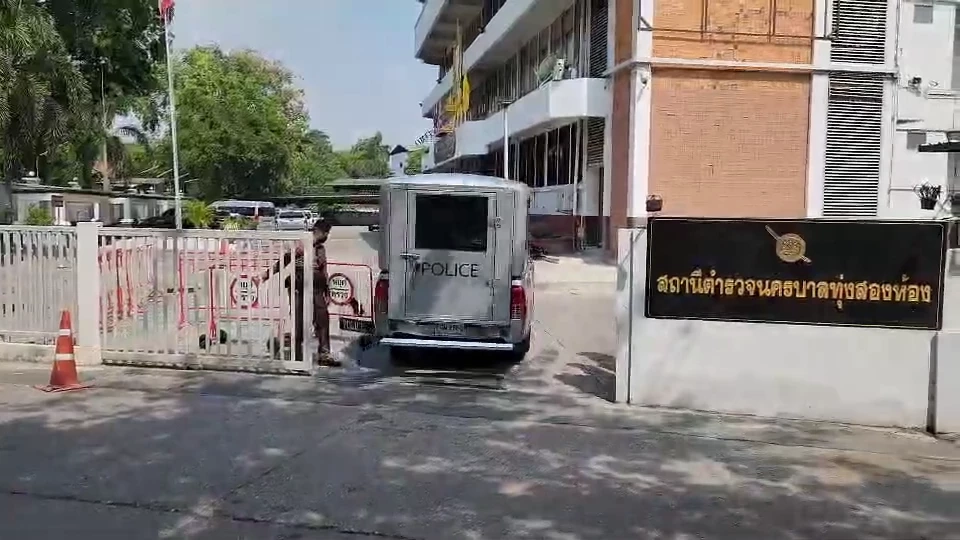 คุมเข้มสน.ทุ่งสองห้อง เตรียมฝากขัง"แบม-ตะวัน" มวลชนรวมตัวให้กำลังใจ