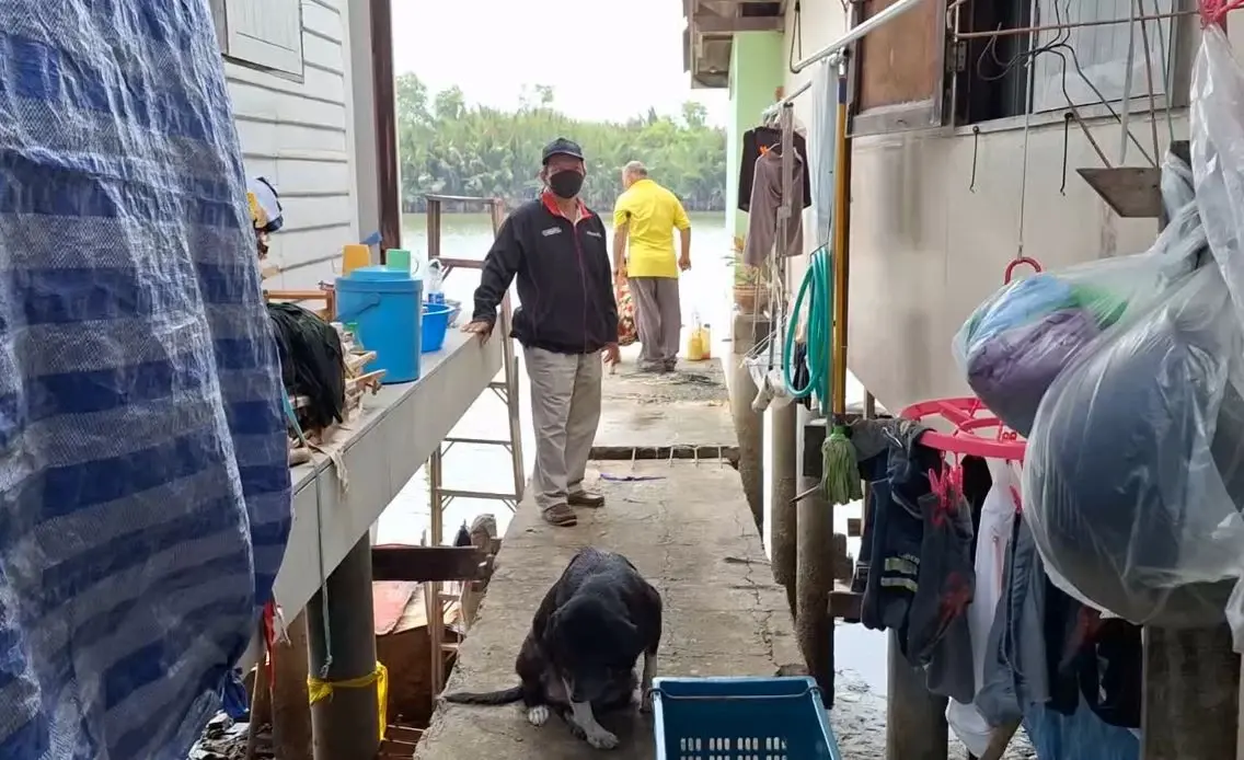 แม่เฒ่าช็อก! บ้านลูกชายพังถล่มต่อหน้า โชคดีลูกไปทำงาน รอดหวุดหวิด