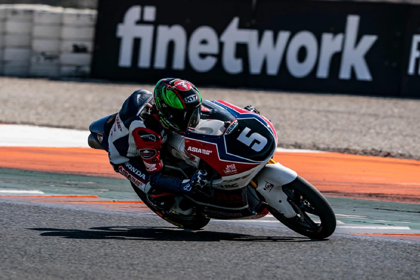 "ก๊องส์-ธัชกร" ฝ่าเรซสุดหินบวกแต้มเพิ่ม "จูเนียร์จีพี" สนาม 2 บาเลนเซีย