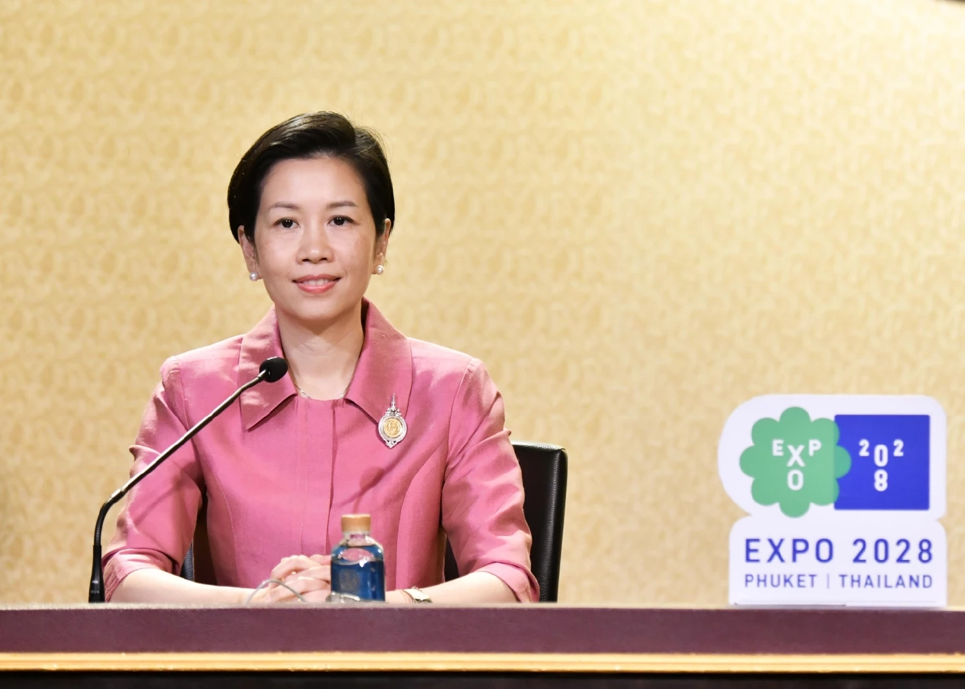 นางสาวรัชดา ธนาดิเรก รองโฆษกประจำสำนักนายกรัฐมนตรี 