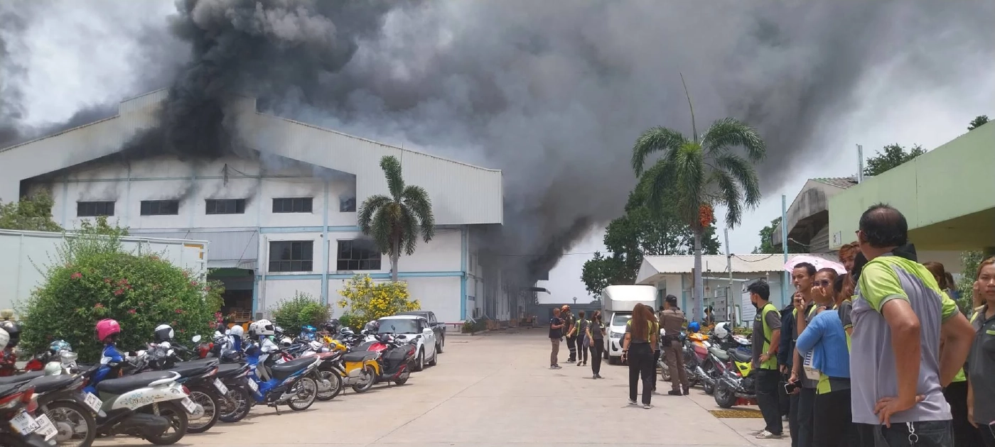 ไฟไหม้โรงงาน ย่านลาดหลุมแก้ว พนักงานกว่า 200 ชีวิต หนีตายวุ่น