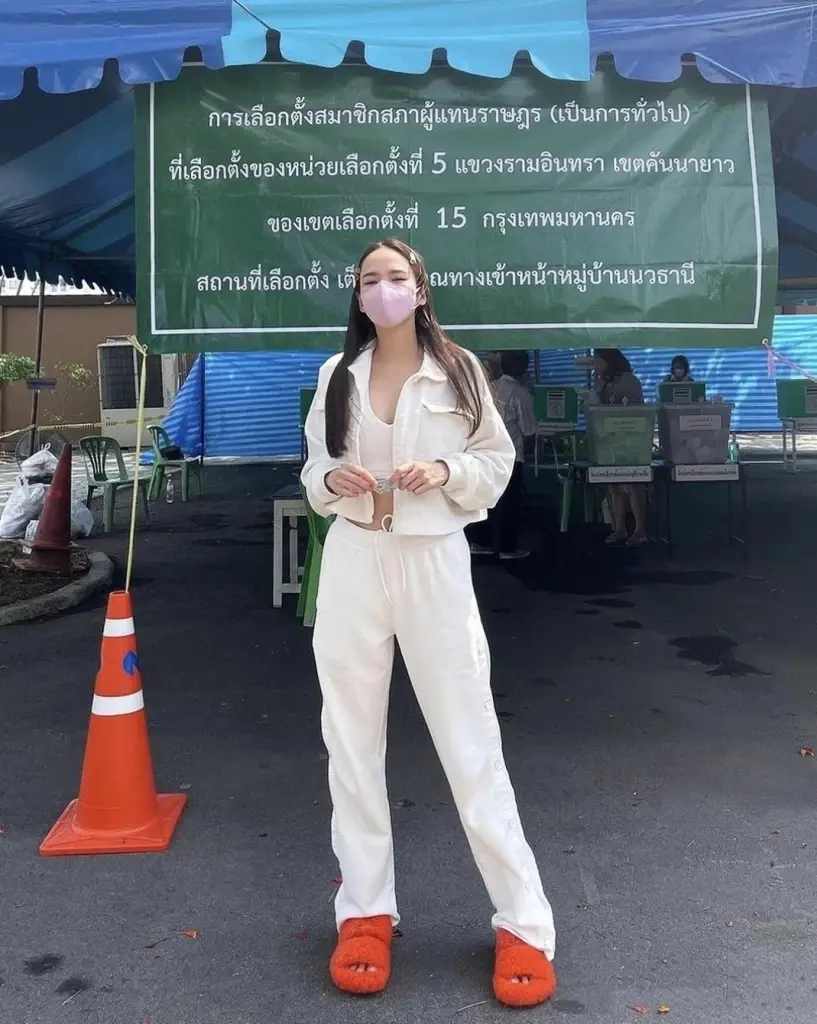 โซเชียลอึ้ง ราคารองเท้า "อั้ม พัชราภา" คู่ที่ใส่ไปเลือกตั้ง 66 สีสุดจี๊ดใจ 