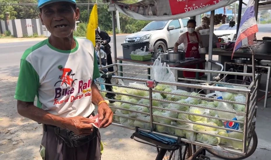 สู้ชีวิต คุณตา วัย 68 ปี ปั่นจักรยานขายฝรั่ง วันละ 160 กม. ทั่ว จ.ศรีสะเกษ