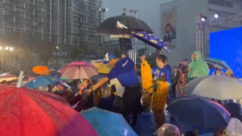 "กรณ์" ไม่หวั่นควง "จูรี" ขึ้นเวทีกลางสายฝนถล่ม กระแสฟีเวอร์เจ้าถิ่นมีหนาว