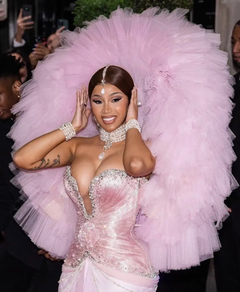 แย่งซีนสุด ‘คาร์ดิ บี’ สวมจิลเวอร์รี่สัญชาติไทยเดิมพรม Met Gala2023 (มีคลิป)