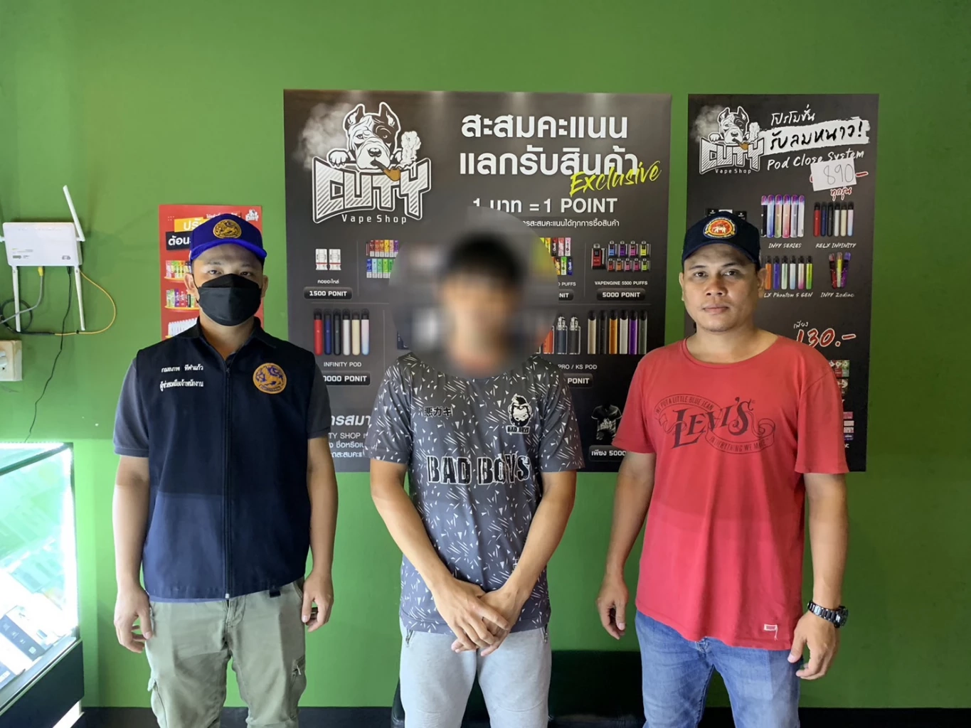 ฝ่ายปกครองวารินชำราบ บุกจับร้านบุหรี่ไฟฟ้า ใกล้มหาวิทยาลัยชื่อดัง