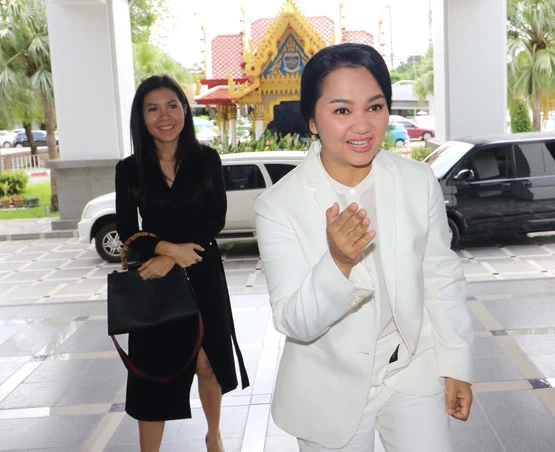 'ครูอ้อย' ฟาดกลับ 'ตุ๊ยตุ่ย' มีเงินร้อยล้านตอนไหน? เอาสเตทเม้นท์มาโชว์เลย