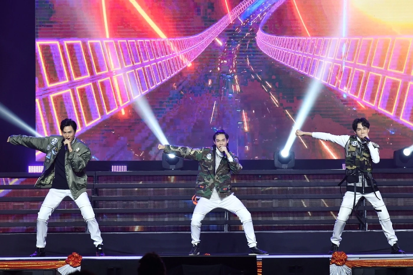 ชิน ชินวุฒ นำทีม ร่วมเชียร์ เยาวชนต้นแบบ TO BE NUMBER ONE IDOL รุ่น 13