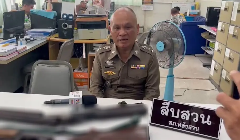 คุมสอบเครียด! ชายถือปืนไปรับลูกที่โรงเรียน ตรวจปัสสาวะเป็นสีม่วง