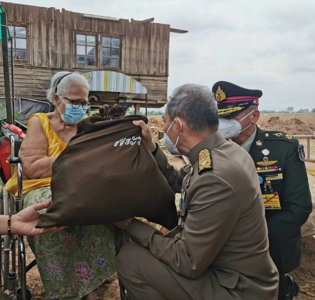 ในหลวง พระราชินี พระราชทานถุงพระราชทานและเครื่องอุปโภคบริโภคแก่ผู้ประสบวาตภัย จ.ชัยภูมิ