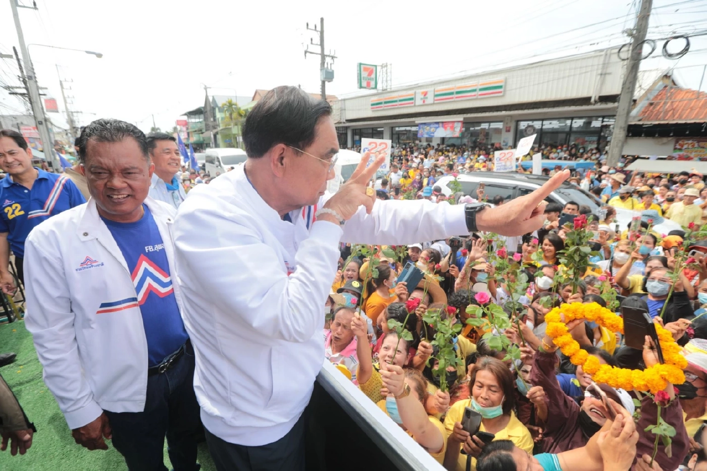 แม่ยก รทสช. แน่นตลาดท่าแซะ แห่รับ "พี่ตู่"