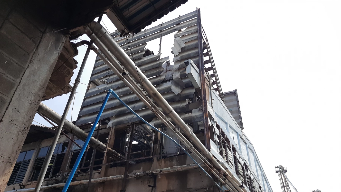 ช่างรื้อโรงงานเก่า ตัดถังกรองน้ำมันพืชยักษ์  จู่ ๆ ไฟลุกพรึ่บ วิ่งหนีตายวุ่น