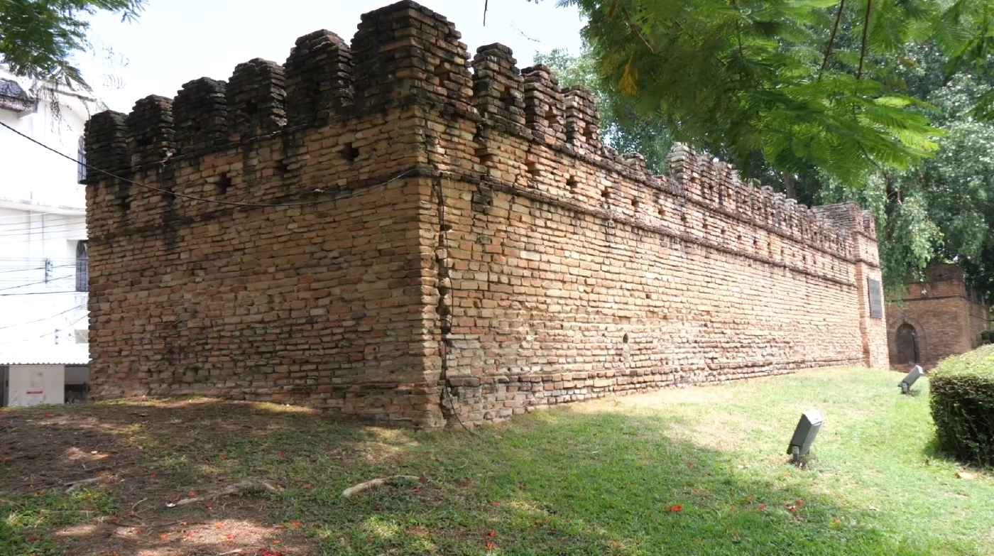 พบ "ประตูสวนดอก" กำแพงโบราณเชียงใหม่แตกร้าว ชาวบ้านหวั่นพังถล่มช่วงฤดูฝน