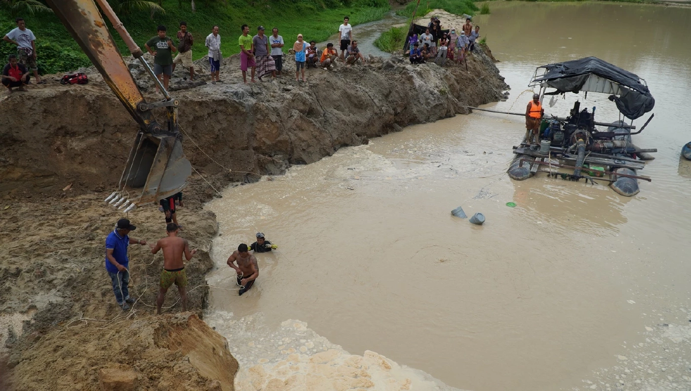 ระทึก! นาทีชีวิต ช่วยคนงานดูดทราย ถูกดินถล่มฝังร่างทั้งเป็นในบ่อ (มีคลิป)