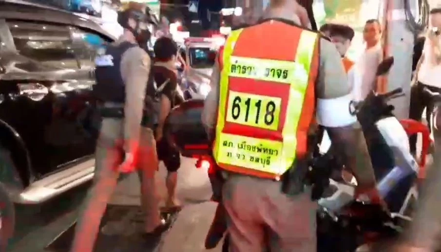 ระทึก! กลางวอล์คกิ้งสตรีท พ่อค้ากัญชาชกสู้ไม่ไหว แทงหนุ่มอินเดียบาดเจ็บ