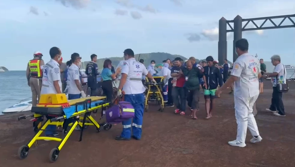 ด่วน! เรือสปีดโบ๊ทชนเสาสัญญาณเดินเรือทะเลภูเก็ต นทท.เจ็บระนาวกว่า 30 คน