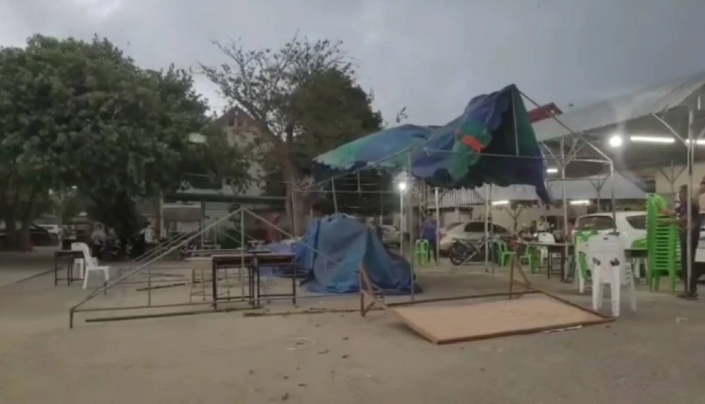 นับคะแนนไม่จบ "พิษณุโลก" พายุพัดเต็นท์พังระนาว จนท.หอบอุปกรณ์หนีโกลาหล