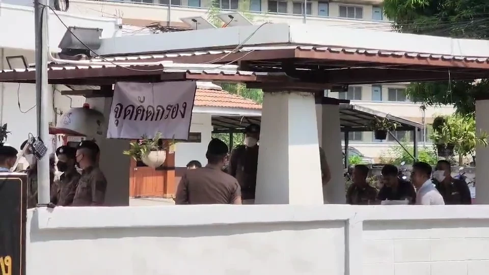 คุมเข้มสน.ทุ่งสองห้อง เตรียมฝากขัง"แบม-ตะวัน" มวลชนรวมตัวให้กำลังใจ