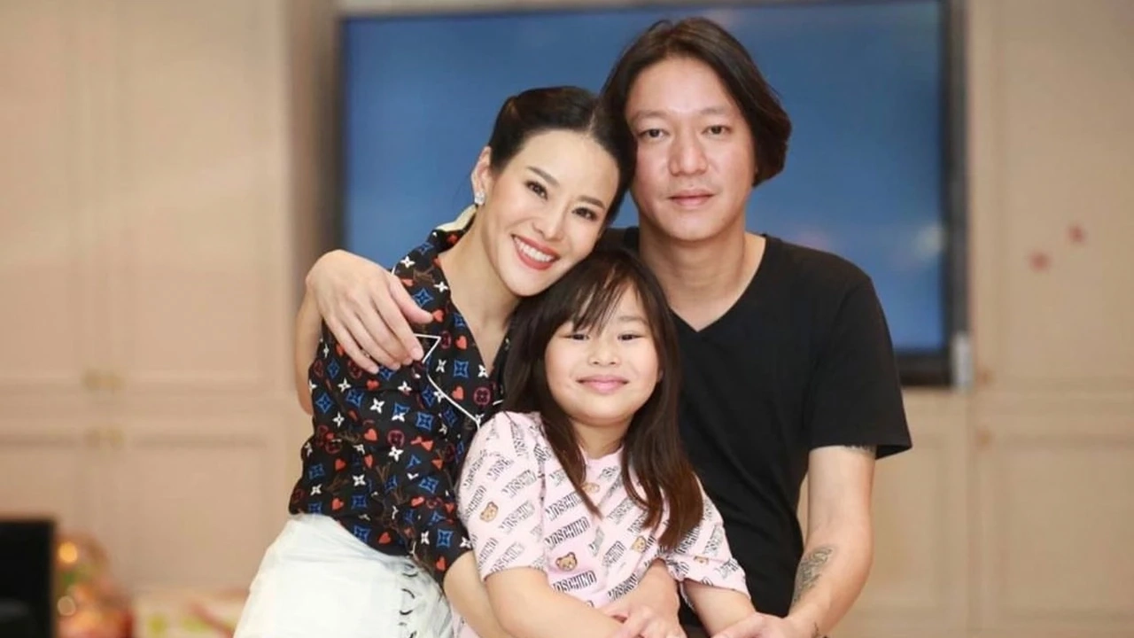 สดใสขึ้น “หนิง ปณิตา”ตระเวณทำบุญกับลูกสาว ทิ้งเงิน 10 ล้าน ลดข้อตกลงหย่า จิน