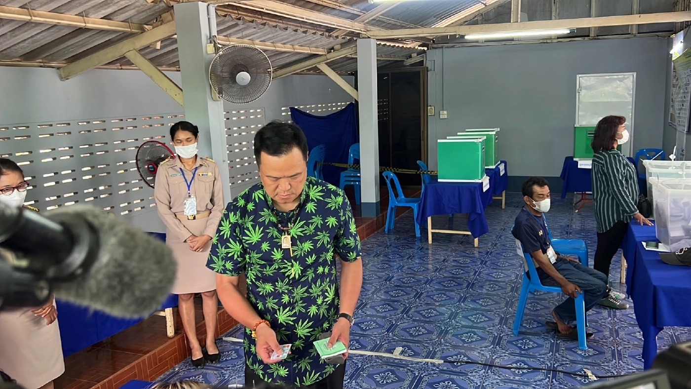 "อนุทิน" ใช้สิทธิเลือกตั้ง รอลุ้นผลคะแนนบุรีรัมย์กับครูใหญ่ "เนวิน"