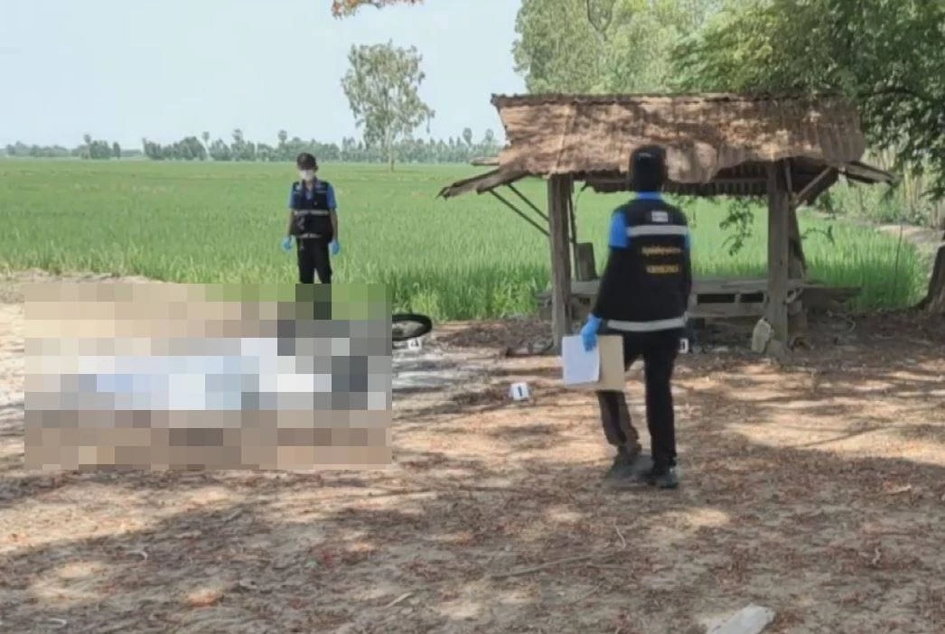 พบสาวถูกเผาพร้อม จยย. เสียชีวิตปริศนากลางทุ่งนา สามี-ญาติ เชื่อถูกฆาตกรรม