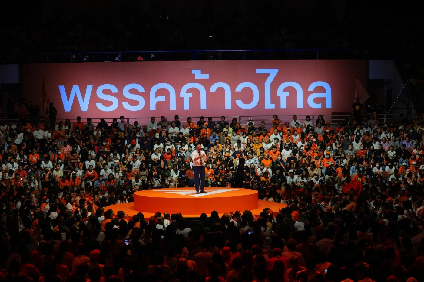 "สุชาติ" ฮึ่ม! "ก้าวไกล" ตำแหน่งประธานสภา ไม่มีสิทธิเลือกกฎหมายตามใจ