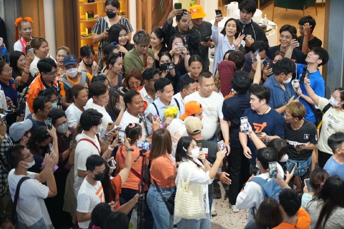 "พิธา" บุกปราศรัยพระราม 2 แฟนคลับแห่กรี๊ดแน่นหน้าห้างขอเลือก "ก้าวไกล"