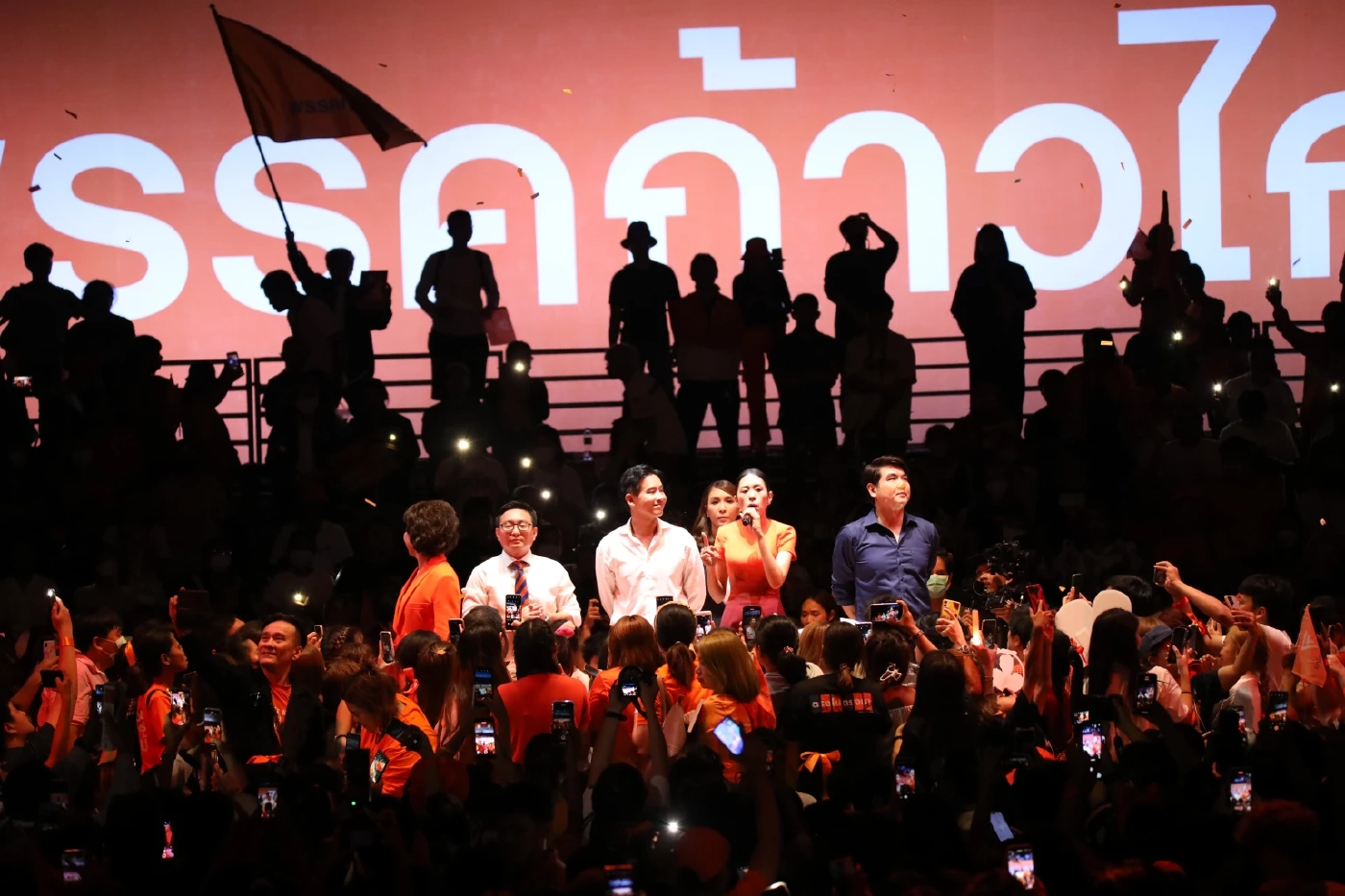 "ก้าวไกล" ทิ้งหมัดเด็ดปราศรัยใหญ่โค้งสุดท้ายปลุกทำการเมืองแห่งความหวัง