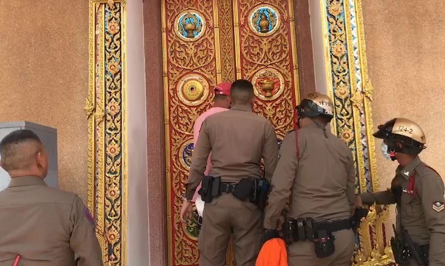 ระทึก! พระคลั่งทุบรถ ขังตัวเองในโบสถ์ ก่อนถูก ตร. คุมตัวไว้ได้