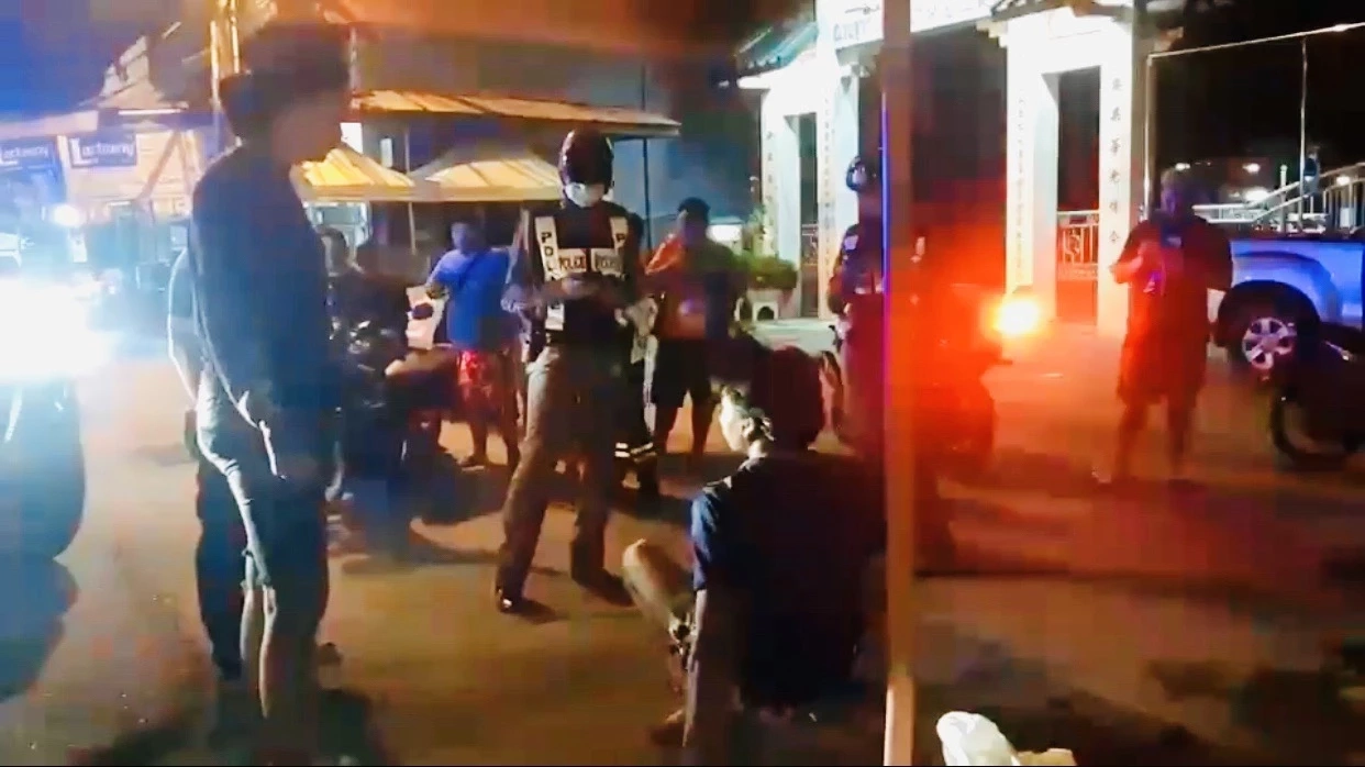 ฉุนแอบไปกินเหล้า! เมียลากผัวไปกระทืบข้างถนน หลังโทรหา 30 สาย ไม่ยอมรับ