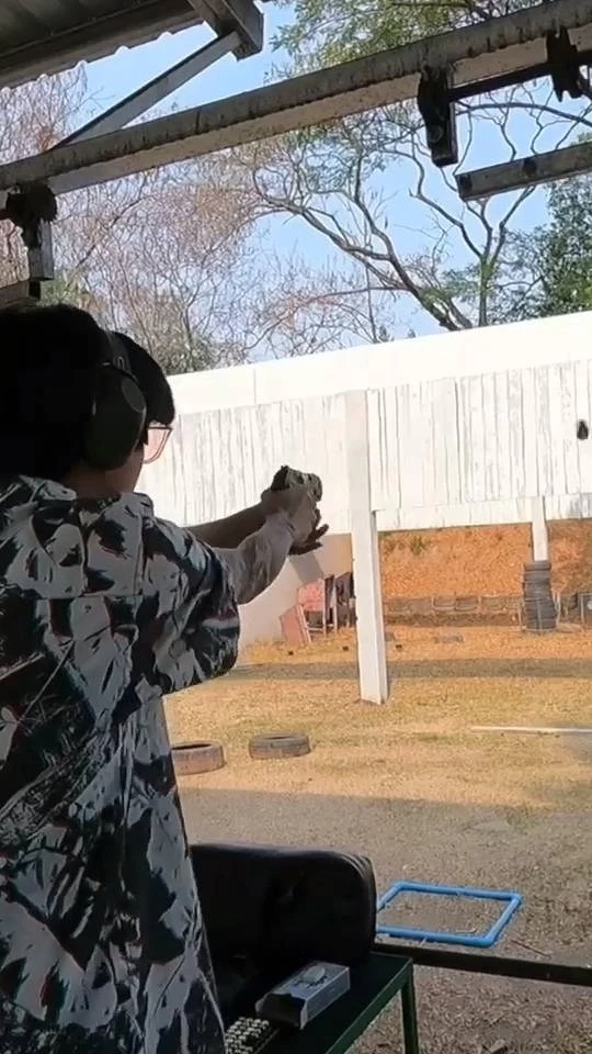 ค้นบ้าน"หนุ่มไฮโซ"หัวร้อน ชักปืนขู่คู่กรณีบีบแตรใส่ ไม่เจอตัว พบปืนเพียบ