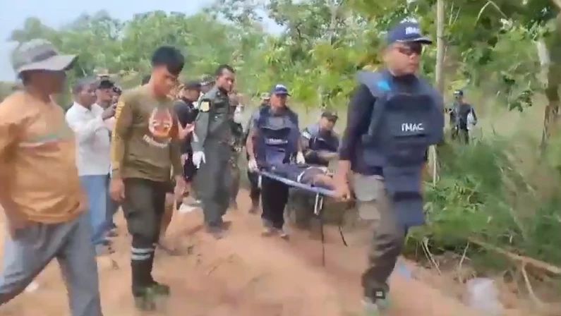 เปิดภาพวินาทีชีวิต! ช่วยคนไทย "เหยียบกับระเบิด" บาดเจ็บขาขาด (มีคลิป)