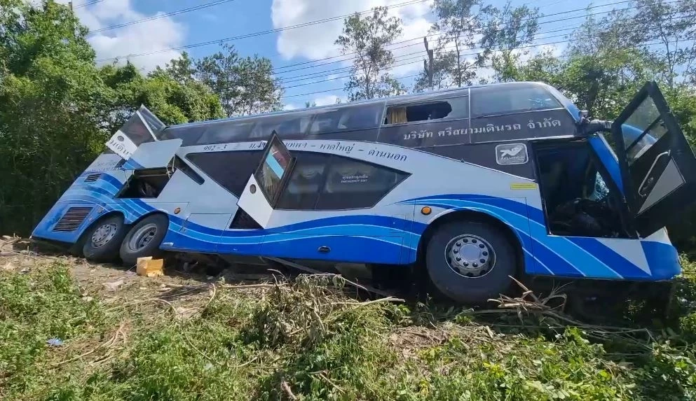 คนขับก้มหยิบมือถือ รถทัวร์พุ่งตกข้างทาง ผู้โดยสารเจ็บระนาว