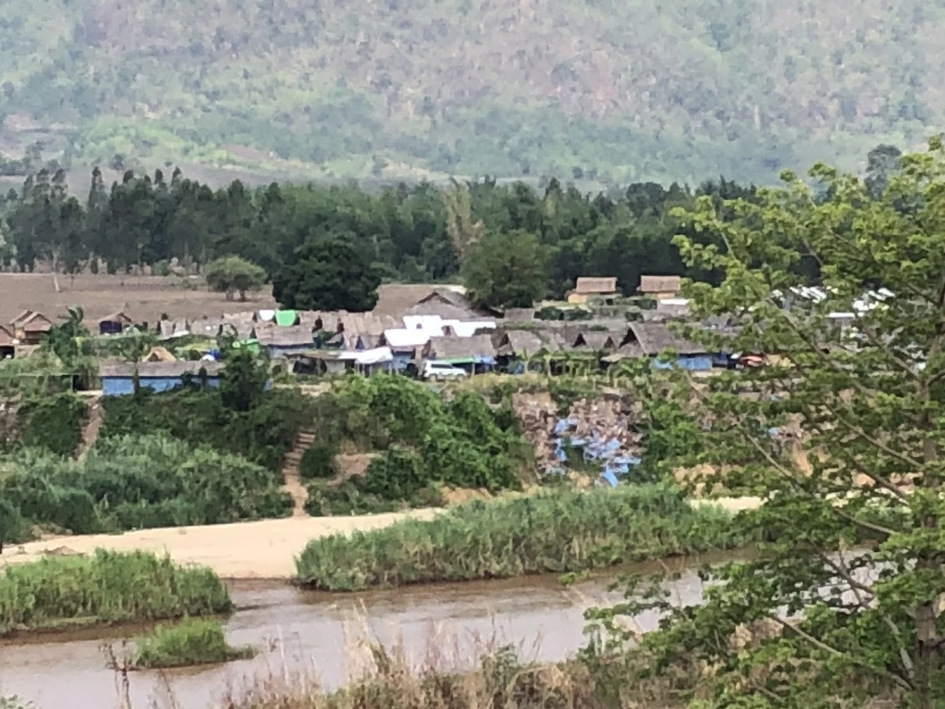 ควันพิษปริศนา ลอยข้ามจากฝั่งเมียนมาเข้าไทย ชาวบ้านเหม็น เวียนหัว แสบคอ