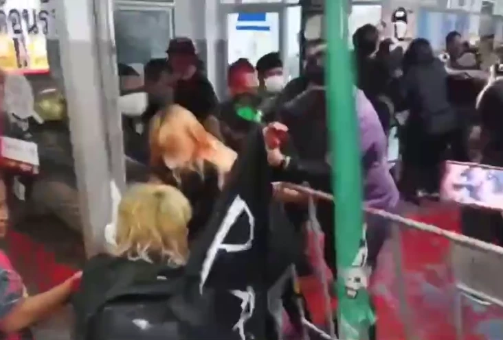 ตร.นำตัว “ตะวัน - แบม” กับพวกรวม 9 คน ส่งศาลฝากขัง คดีบุก สน.สำราญราษฎร์