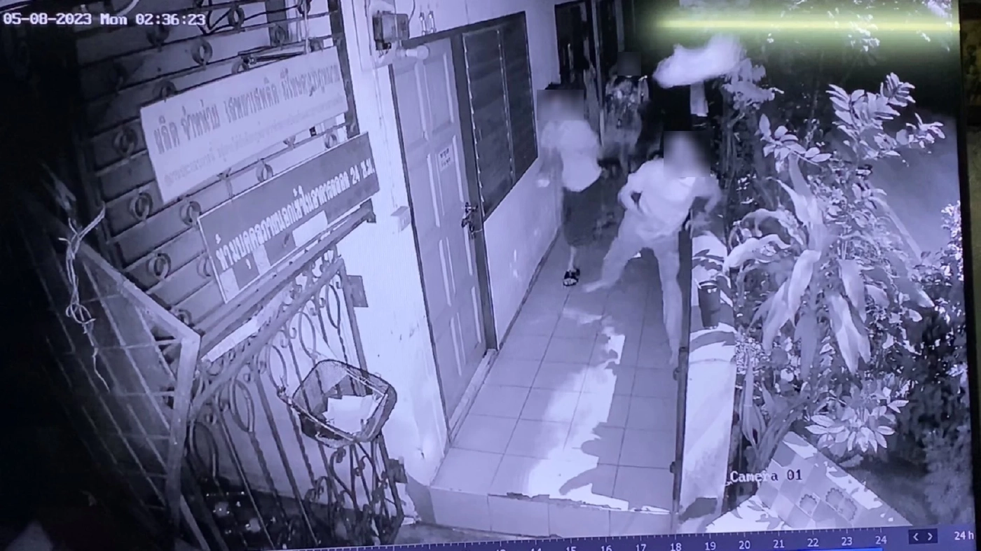 พ่อ-แม่ ผู้เสียหาย เล่านาทีหนีตาย วัยรุ่น 20 คน บุกปาระเบิดห้องเช่า