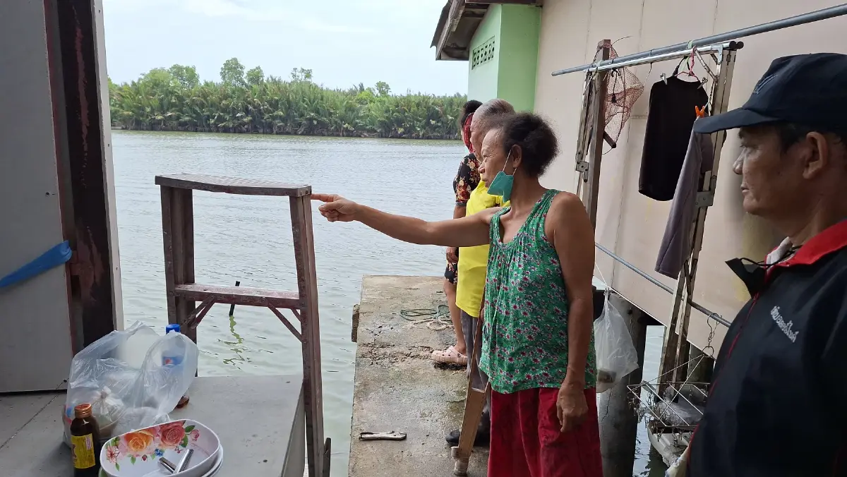 แม่เฒ่าช็อก! บ้านลูกชายพังถล่มต่อหน้า โชคดีลูกไปทำงาน รอดหวุดหวิด