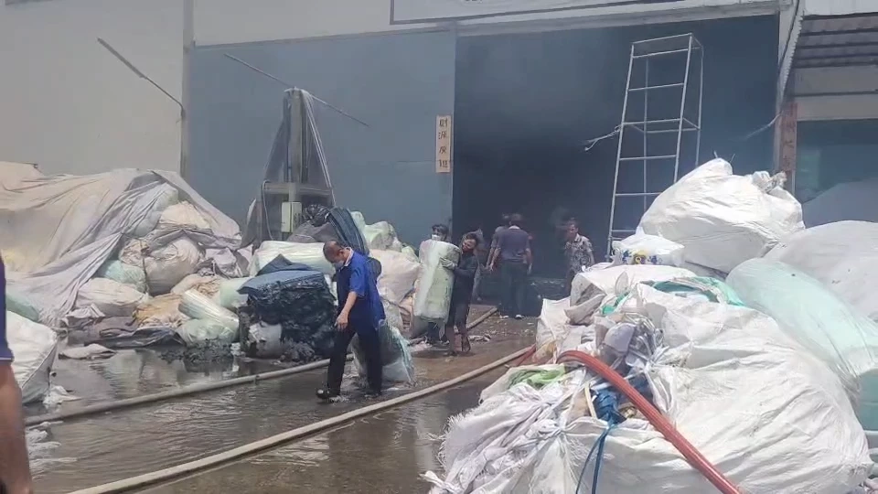 ไฟไหม้โรงงานผลิตที่นอน ย่านบางปู ลามวัตถุดิบไวไฟ คนงานหนีตายจ้าละหวั่น