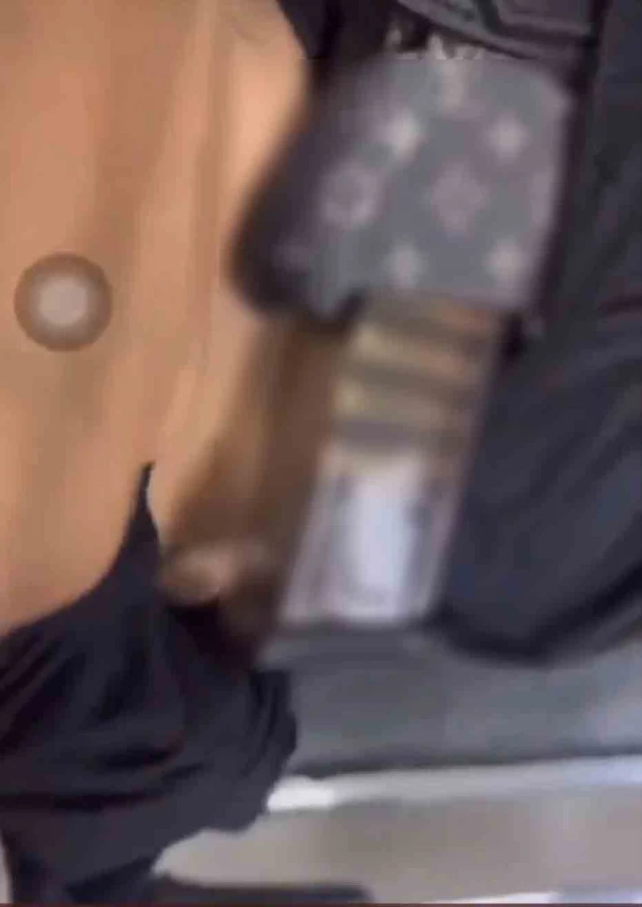 โซเชียลผวา! คนหน้าเหมือนเบนซ์หัวร้อน พกปืน-สวมไอ้โม่ง ถ่ายเซลฟี่ใน รพ.