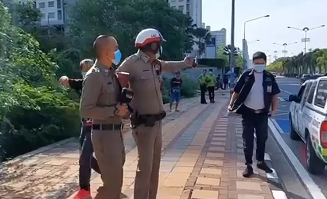 ต่างชาติซิ่งบิ๊กไบค์ชนขอบฟุตปาธ ร่างกระแทกเสาป้ายเสียชีวิต