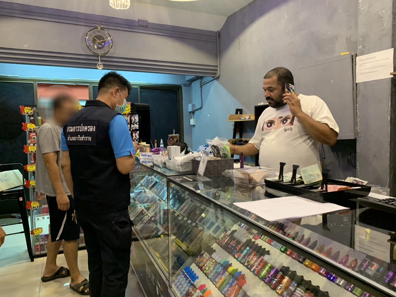 ฝ่ายปกครองวารินชำราบ บุกจับร้านบุหรี่ไฟฟ้า ใกล้มหาวิทยาลัยชื่อดัง