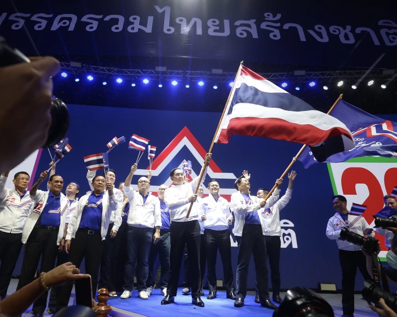 "ลุงตู่" ขึ้นเวทีปิดท้าย เสียงสั่นเครือ ลั่นอย่ายอมให้ใครมาทำร้ายรากเหง้า