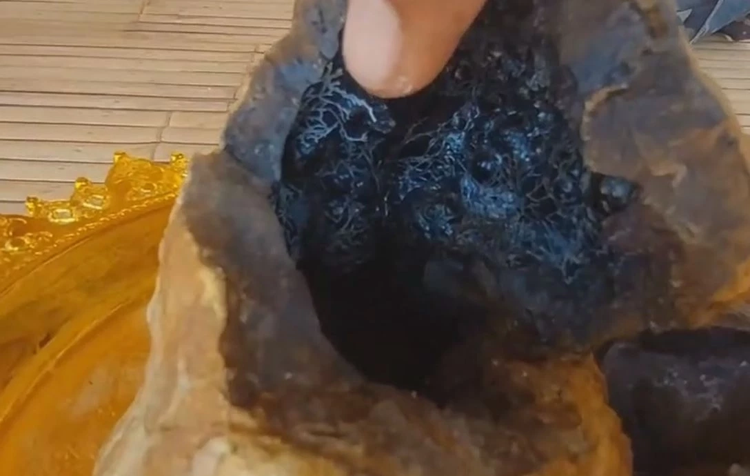 ฮือฮา! พบวัตถุประหลาดคล้าย "เหล็กไหล" ในบ่อดินควนนางแร้ง