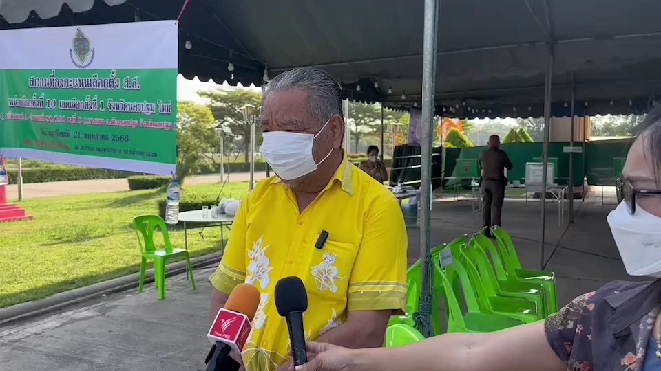 สมชาย ธีตะการุณ เดินทางมาถึงหน่วยเลือกตั้งคนแรก