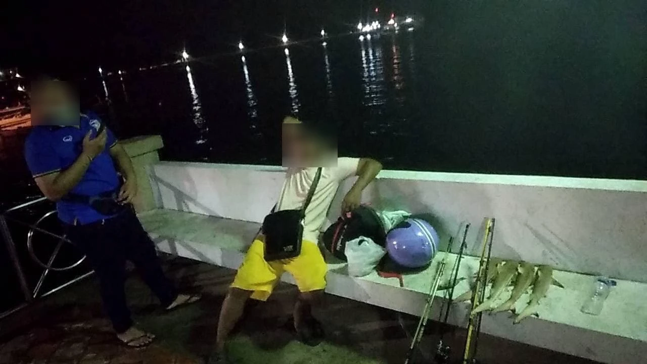 กรมทะเลชายฝั่ง จับหนุ่มตกฉลามหูดำ หน้าศูนย์วิจัยทรัพยากรทางทะเลฯ ภูเก็ต