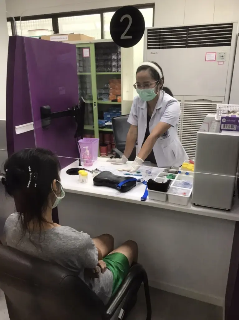 ตร.วังทองฯ คุมเพื่อนบ้านโก้ ธีรศักดิ์ ตรวจจิตเวช หลังสาดฉี่ เทใส่ตัว